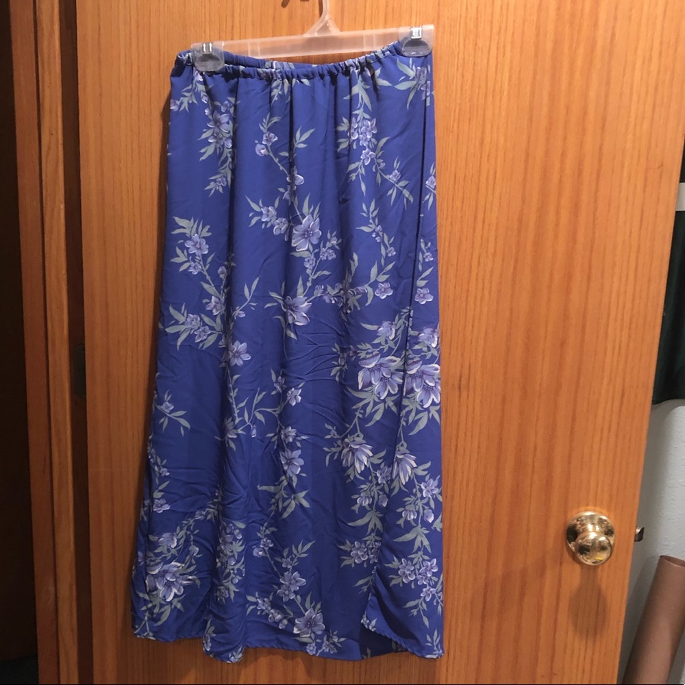 Pretty blue flowery maxi skirt. Size 6. 💚